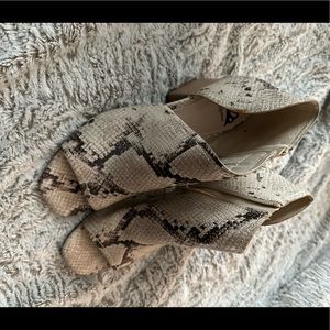 Women snake print shoe